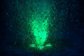 色彩斑斓的喷泉溅光绿色颜色