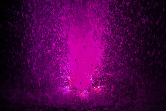 色彩斑斓的喷泉溅粉红色的颜色