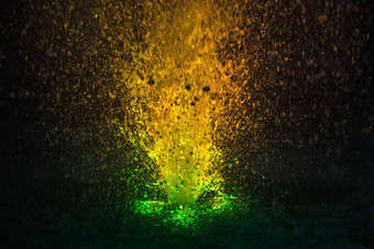 色彩斑斓的喷泉溅黄色的绿色颜色