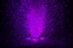 色彩斑斓的喷泉溅紫罗兰色的颜色