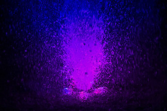 色彩斑斓的喷泉溅紫罗兰色的蓝色的颜色