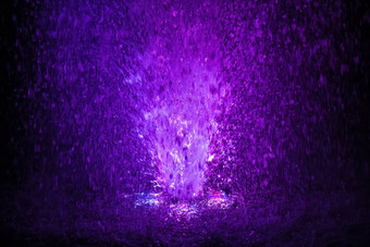 色彩斑斓的喷泉溅紫罗兰色的白色颜色
