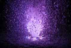 色彩斑斓的喷泉溅紫罗兰色的白色颜色