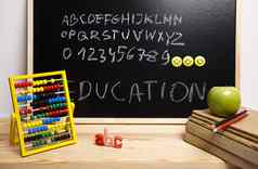 学校教室黑板上色彩斑斓的明亮的概念教育
