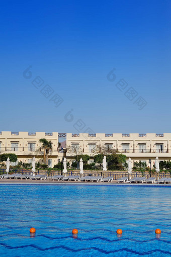 美丽的游泳池埃及<strong>酒店</strong>日光浴浴床