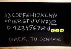 学校黑板上色彩斑斓的明亮的概念教育