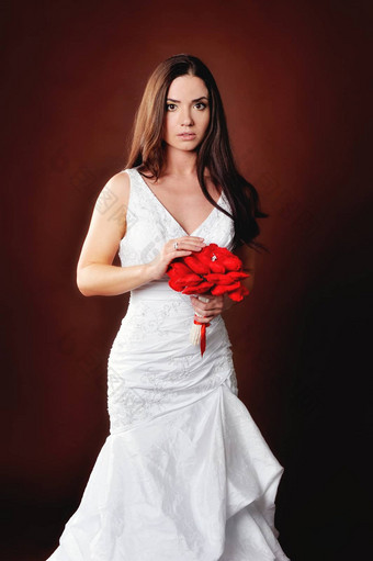 美丽的女孩婚礼衣服花束
