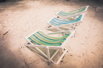 海滩色彩斑斓的椅子古董