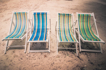 海滩色彩斑斓的椅子古董