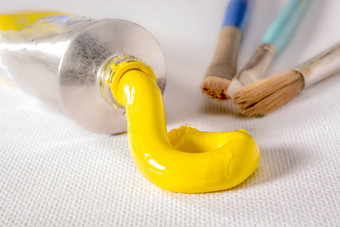 黄色的石油油漆管