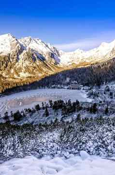 垂直全景视图冬天山湖小屋