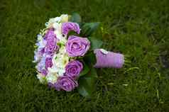 婚礼花束紫色的白色玫瑰说谎草