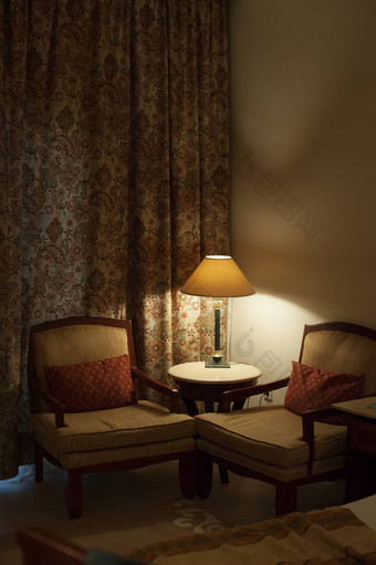 桌子上灯椅子房间酒店