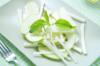 新鲜的沙拉绿色块根芹芹菜绿色苹果