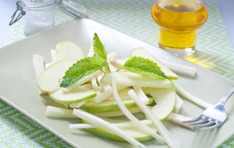 新鲜的沙拉绿色块根芹芹菜绿色苹果