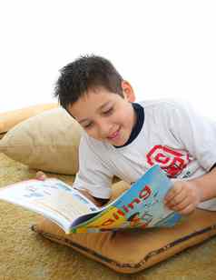 男孩阅读书地板上