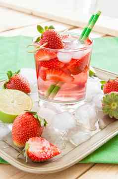 自制的草莓柠檬水