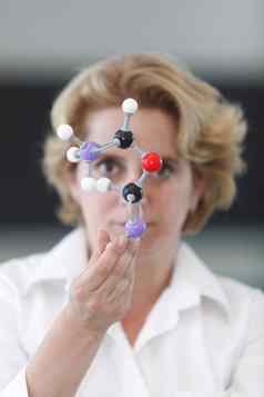 女研究员分析分子结构