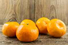 成熟的橘子谎言木背景