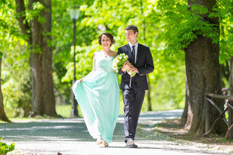 婚礼夫妇走公园