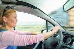 有吸引力的成人女人安全小心翼翼地开车车郊区路