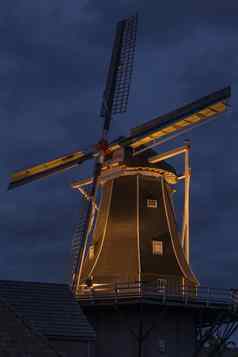 真实的翻新风车荷兰