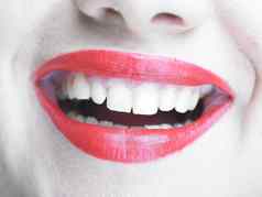 红色的嘴唇美丽的牙齿微笑宽开放微笑