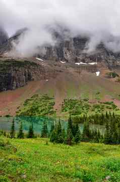 风景优美的视图高山草地山湖