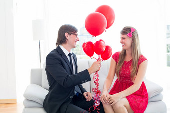 可爱的极客夫妇红色的气球