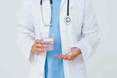 医生持有玻璃水药片