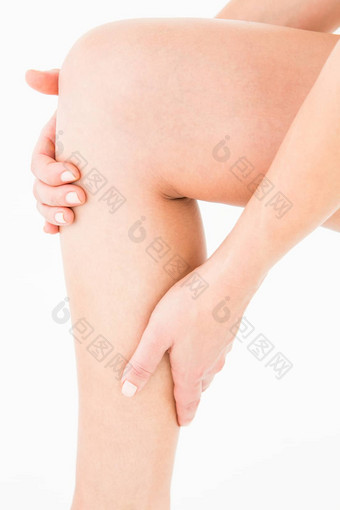 自然女人触碰痛苦的腿