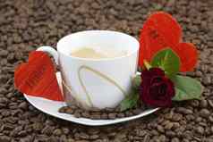 杯咖啡红色的玫瑰心