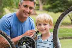 快乐父亲儿子修复自行车