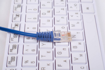 <strong>蓝色</strong>的电脑电缆键盘