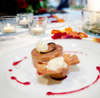 甜点板餐厅饼干冰奶油蛋糕表格背景浪漫的餐厅