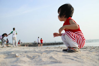 亚洲中国人孩子们玩沙子