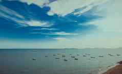 小集团帆船蓝色的天空背景