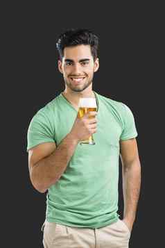 年轻的男人。喝啤酒
