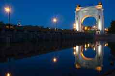 晚上视图反射水拱锁volga-don运河命名lenina伏尔加格勒