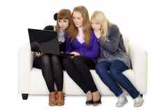 年轻的女孩沟通社会网络在线