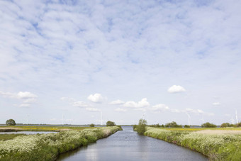 渠道到边缘湖在Bunschoten<strong>斯</strong>帕肯堡