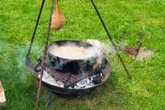 烹饪汤燃烧篝火