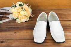 婚礼花束马夫的鞋子木背景