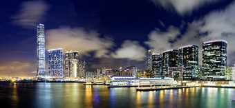 在香港香港办公室建筑晚上