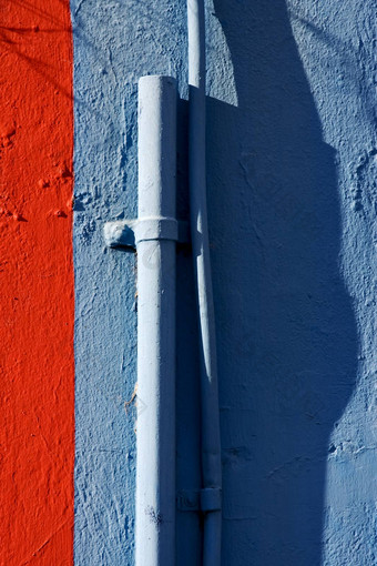 蓝色的彩色的管红色的墙