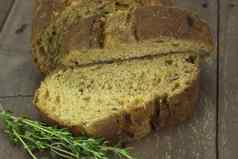 面包用全麦面粉做的棕色（的）面包