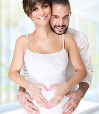 快乐夫妇享受怀孕