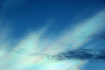 美丽的彩虹色的色彩斑斓的云