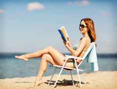 女孩阅读书海滩椅子
