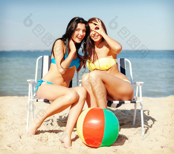 女孩日光浴海滩椅子